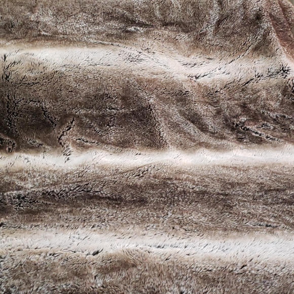 Donna Salyers Fabulous Furs - Picture 5 of 5